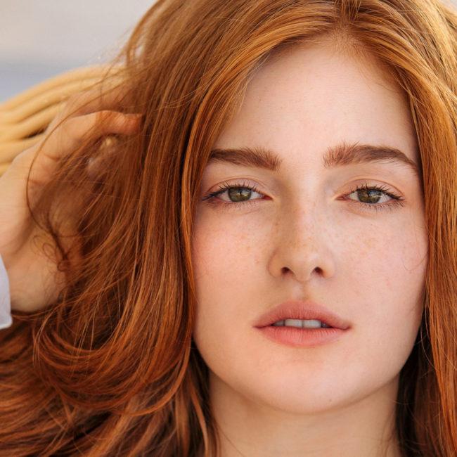 jia-lissa-ryzhevolosaia-krasotka-model-pricheska-makiiazh-po